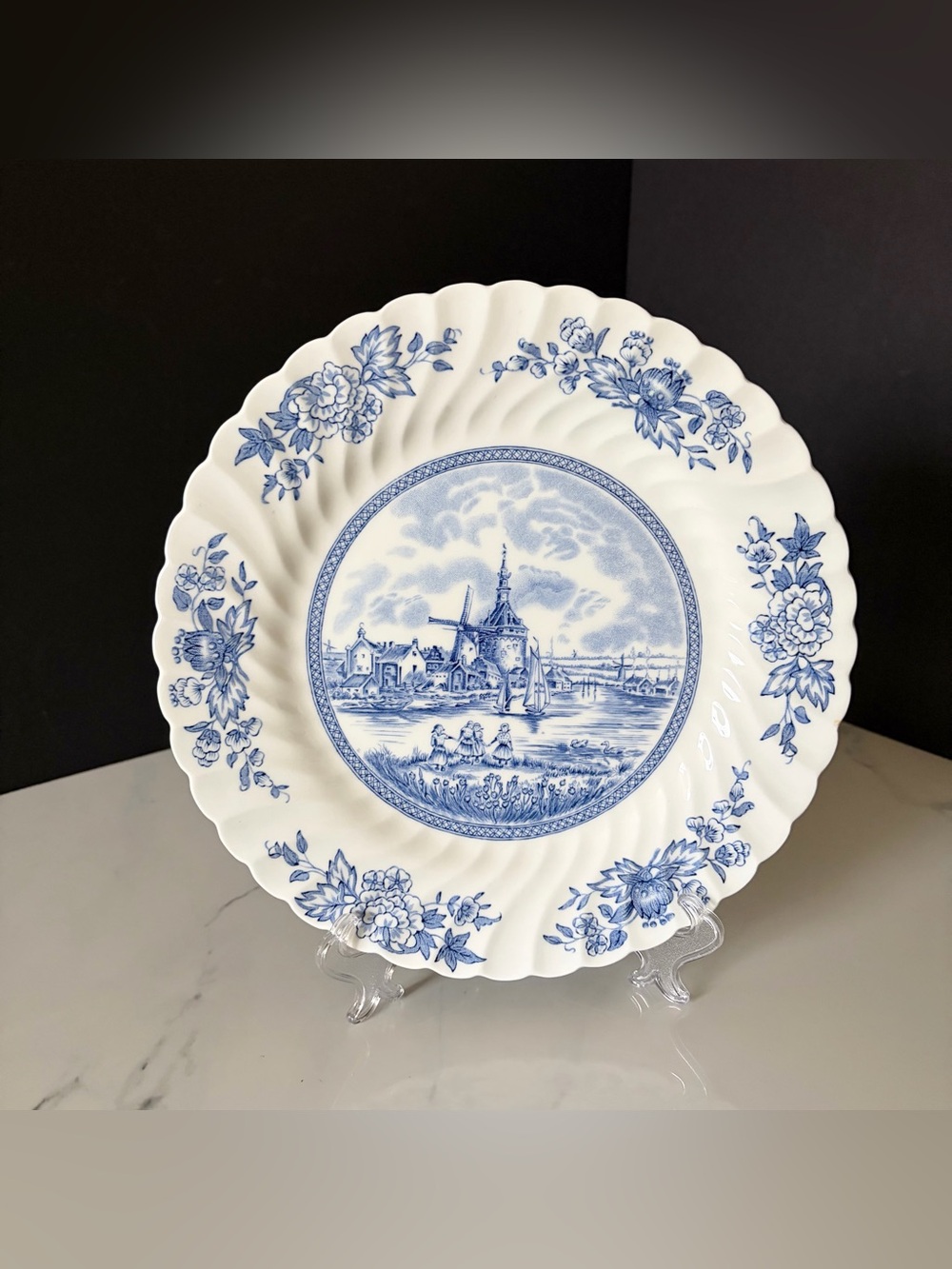 Tulip Time Dinner Plate by Johnson Brothers